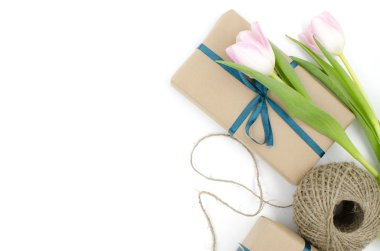  Kraft hediye kutuları şeritler ve Lale ile beyaz bir arka plan üzerinde vardır