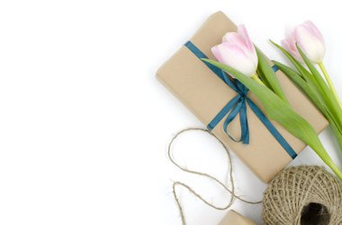  Kraft hediye kutuları şeritler ve Lale ile beyaz bir arka plan üzerinde vardır