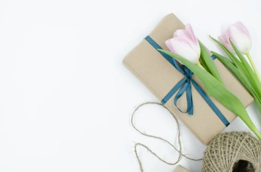  Kraft hediye kutuları şeritler ve Lale ile beyaz bir arka plan üzerinde vardır