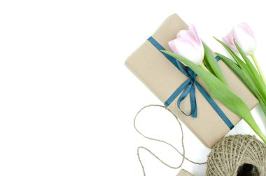  Kraft hediye kutuları şeritler ve Lale ile beyaz bir arka plan üzerinde vardır