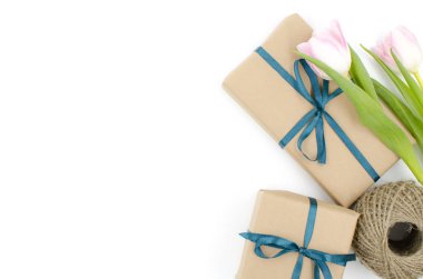  Kraft hediye kutuları şeritler ve Lale ile beyaz bir arka plan üzerinde vardır