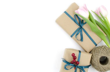  Kraft hediye kutuları şeritler ve Lale ile beyaz bir arka plan üzerinde vardır