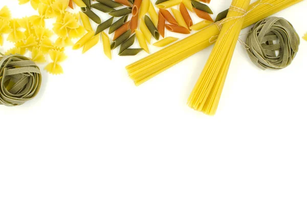 Pasta Cruda Spaghetti Fondo Bianco — Foto Stock