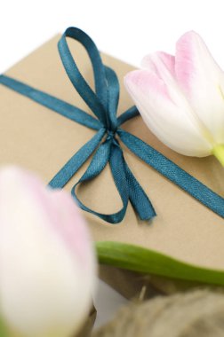 Kraft hediye kutuları şeritler ve Lale ile beyaz bir arka plan üzerinde vardır