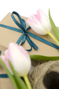 Kraft hediye kutuları şeritler ve Lale ile beyaz bir arka plan üzerinde vardır