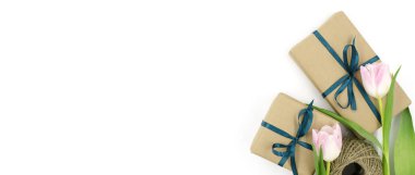 Kraft hediye kutuları şeritler ve Lale ile beyaz bir arka plan üzerinde vardır