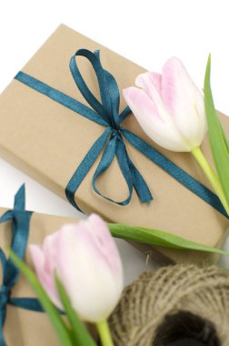 Kraft hediye kutuları şeritler ve Lale ile beyaz bir arka plan üzerinde vardır