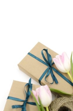 Kraft hediye kutuları şeritler ve Lale ile beyaz bir arka plan üzerinde vardır