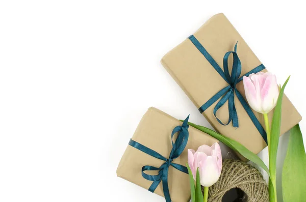 Kraft Geschenkboxen Mit Bändern Und Tulpen Auf Weißem Hintergrund — Stockfoto