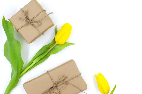 Κουτιά Δώρου Χαρτί Χειροτεχνίας Κίτρινες Τουλίπες Είναι Λευκό Φόντο — Φωτογραφία Αρχείου