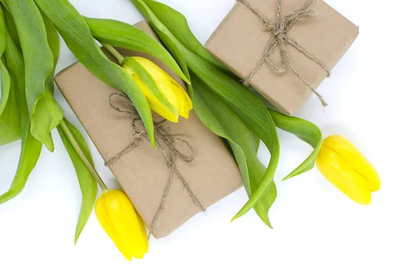 Geschenkschachteln Aus Bastelpapier Mit Gelben Tulpen Sind Auf Weißem Hintergrund — Stockfoto