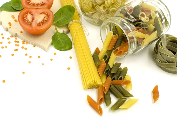 Mix Mazzetto Pasta Cruda Italiana Con Pomodoro Isolato Fondo Bianco — Foto Stock