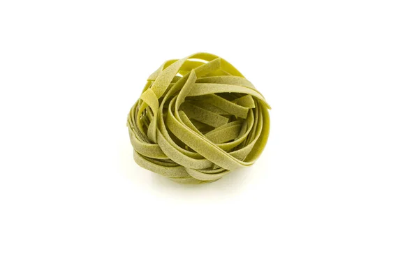 Fettuccine Pasta Roh Isoliert Auf Weißem Hintergrund — Stockfoto