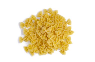 İtalyan pişmemiş makarna. Ham farfalle. Sağlıklı yiyecekler. İtalyan yemekleri.