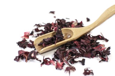 Hibiscus çayı. Bitkisel çay. Beyaz arka planda izole kuru çay yaprakları