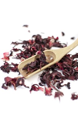 Hibiscus çayı. Bitkisel çay. Beyaz arka planda izole kuru çay yaprakları