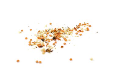 Kuru sebze dilimleri / baharatlar. Yemek pişirmek için malzemeler. Beyaz arka plan.