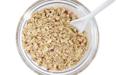 Müsli beyaz bir arka plan üzerinde cam bir kase içinde