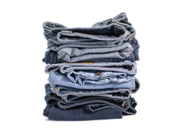 Beyaz arka plan üzerinde denim mavi kot yığını. Giysi, moda, hayır severlik