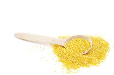 Beyaz arka plan üzerinde izole ahşap kaşık mısır grits