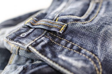 Mavi kot beyaz arka planda. Bağışlar için kıyafetler. Giysi parçaları..