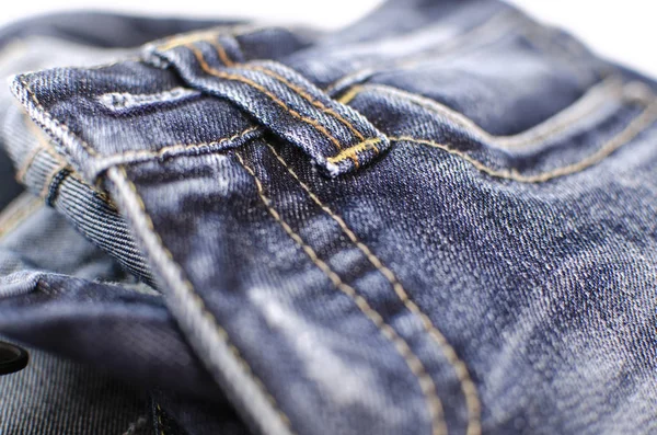 青いジーンズは白い背景にあります 寄付のための服 衣服の断片 — ストック写真
