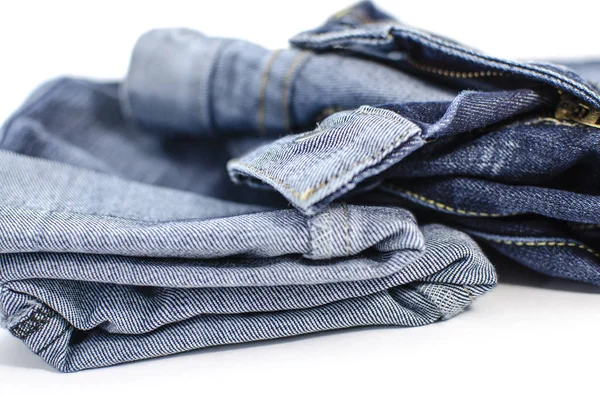 Modré Džíny Jsou Bílém Pozadí Oblečení Dary Fragmenty Oblečení — Stock fotografie