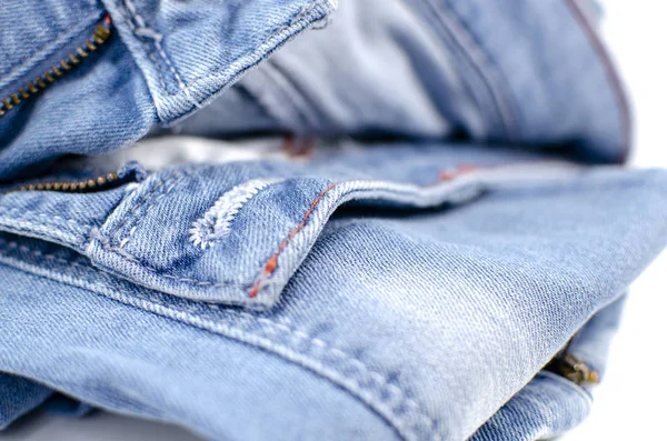 Blue Jeans Steht Auf Weißem Hintergrund Kleider Gegen Spenden Fragmente — Stockfoto