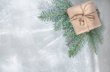 Noel geçmişi. Gri bir arka plan üzerinde bir Noel ağacı nın bir sprig ile Hediye kutusu