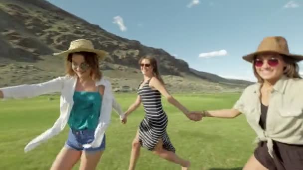 Trendy Hipster κορίτσια έχοντας διασκεδαστικό υπαίθριο. Τρία χαριτωμένος γυναικών περιστρέφεσαι για την πράσινη χλόη. Καλύτεροι φίλοι. — Αρχείο Βίντεο
