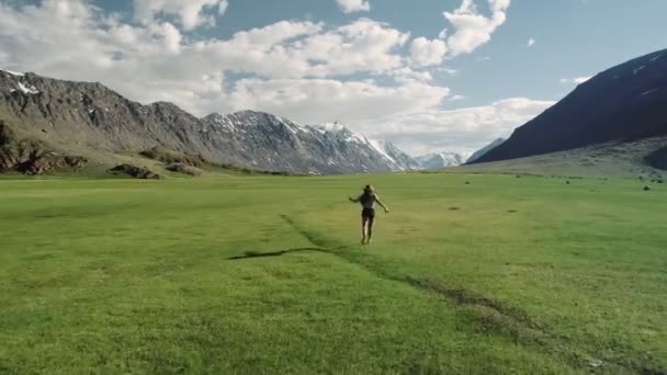 Lycklig kvinna ha kul körs i fältet natur upphetsad av glädje lycka kastar upp en hatt på himlen. Joyful aktiv livsstil — Stockvideo