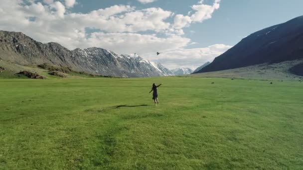 Ευτυχισμένη γυναίκα σε ένα φόρεμα έχοντας διασκέδαση τρέξιμο στη φύση πεδίο ενθουσιασμένος ευτυχία χαρά φέρνει στο προσκήνιο ένα καπέλο στον ουρανό. Χαρούμενη δραστήριο τρόπο ζωής — Αρχείο Βίντεο