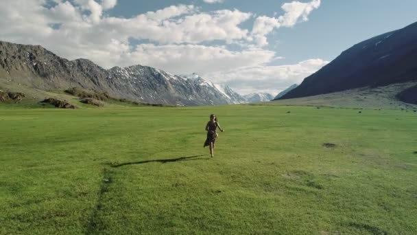 Donna felice avendo in un vestito divertente correre nella natura campo eccitato di gioia felicità getta un cappello in cielo. Stile di vita attivo gioioso — Video Stock