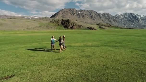 Trendy Hipster Girls s'amuser en plein air. Trois jolies femmes tourbillonnent sur l'herbe verte. Meilleurs amis . — Video