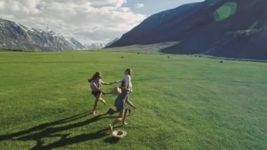 Trendy Hipster kızlar açık eğleniyor. Üç sevimli kadın yeşil çimenlerin üzerinde döne döne. En iyi dostlar.