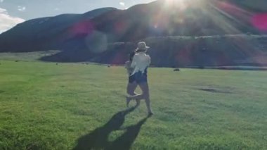 Trendy Hipster kızlar açık eğleniyor. Üç sevimli kadın yeşil çimenlerin üzerinde döne döne. En iyi dostlar.