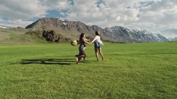 Trendy Hipster Girls s'amuser en plein air. Trois jolies femmes tourbillonnent sur l'herbe verte. Meilleurs amis . — Video