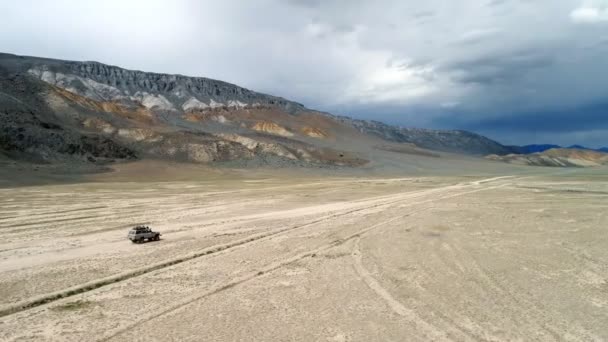 4k Luftaufnahme eines Safari-Fahrzeugs, das auf der Sandpiste im Altay-Gebirge fährt — Stockvideo
