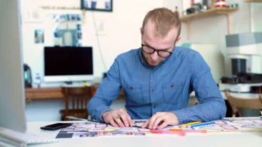 Yakışıklı adam, yaratıcı ajansı ofisinde çalışan tasarımcı.