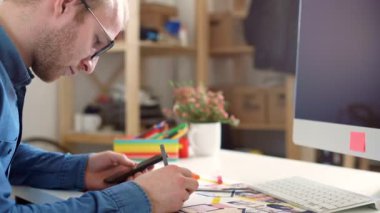 Yakışıklı adam, yaratıcı ajansı ofisinde çalışan tasarımcı.