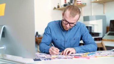 Çalışma from home, yenilikçi mimar bir konut projesi çizimi