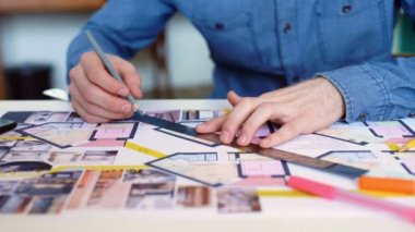 Mimarlar Danışma: çizimler, mezura, cetvel ve diğer çizim araçları. Mühendis inşaat çizimleri parlak bir ofiste ile yakın çekim. Insturments ve ofis Tasarımcısı için. Bir kalem ile erkek el çizmek.