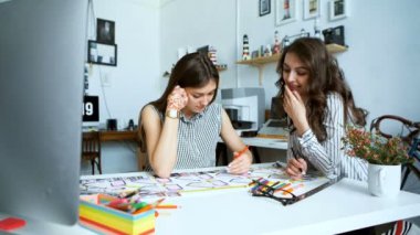 Genç kadın mimar ofis planı ile tartışıyor