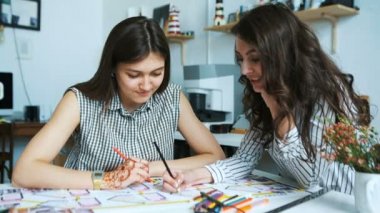 Genç kadın mimar ofis planı ile tartışıyor