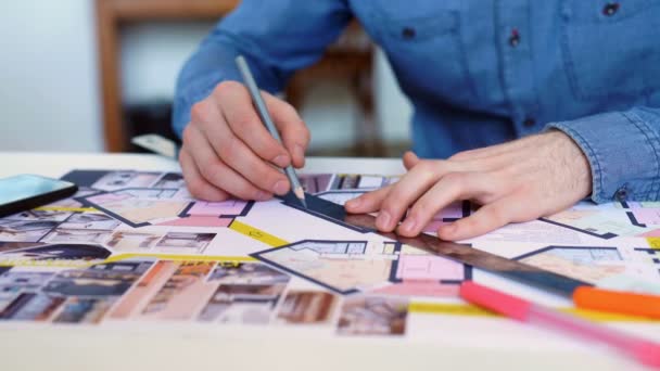 Architect werken aan blauwdruk met spesial hulpmiddelen en potlood, close-up. Mannelijke architect op het werk, alleen handen met liniaal en potlood. Ontwerp van het huis. Ingenieur. Hulpmiddelen voor tekenen. Maken van een tekening. — Stockvideo