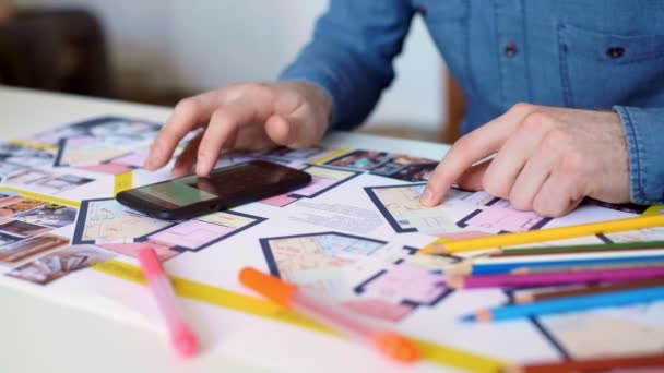 Hombre guapo, diseñador que trabaja en la oficina de la agencia creativa . — Vídeos de Stock