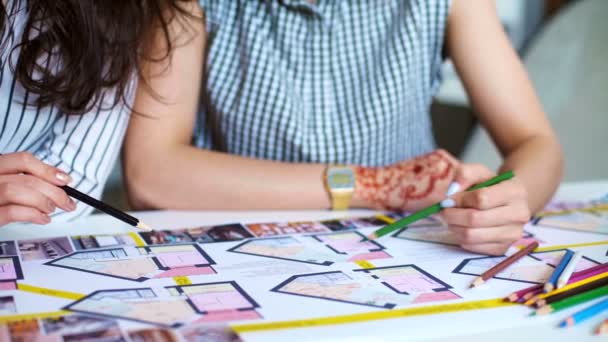 Gros plan de deux femmes architectes discutant du plan ensemble au bureau avec des plans directeurs . — Video