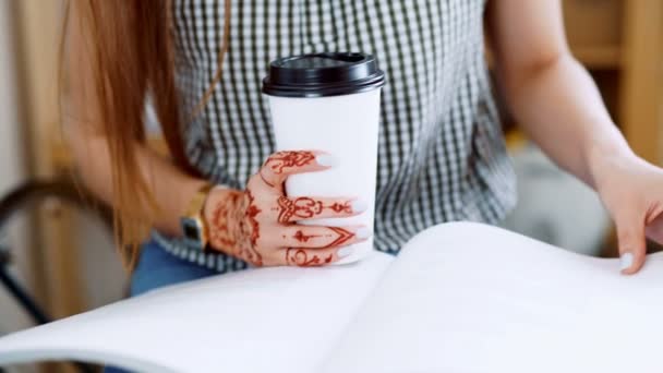Oturma ve meşgul kahve dükkanı günlüğüne yazma bir kadının yakın çekim — Stok video