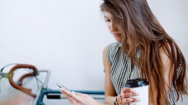 Kadın yakın 4 k gülümseyen okumak için mesaj ve alır telefonu alır. Pencere sabah ışığı kız göz üzerinden hayran sosyal ağ yazı veya iltifat için yorum alır ve dokundu mutlu duygular hissediyor