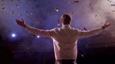 Onun zaferini kutluyor kadar silah ile başarılı bir iş adamı. Başarı kutluyor. Heyecanlı genç işadamı kaldırdı ve sahne alanı'ndaki standları iken pozitifliği ifade silah tutmak düşük açılı görünüş